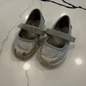 Tom’s toddler Kids Silver Glitter Mary Jane Shoes with Hook-and-Loop Strap